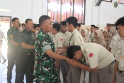 Sosialisasi rekrutmen Tentara Nasional Indonesia Angkatan Darat (TNI AD) kepada para pelajar SMAN 1 Cepu, Rabu (7/5) (Foto: Blorakab.go.id)