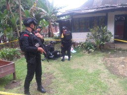 
Unit Gegana Satbrimob Polda Jateng mengamankan granat aktif dan puluhan butir peluru ditemukan di sebuah gudang rumah warga Desa Pengalusan, Kecamatan Mrebet, Kabupaten Purbalingga, Jawa Tengah, pada Senin, 12 Mei 2025. (Foto: polres Purbalingga)
