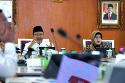 Menteri Sosial Saifullah Yusuf atau Gus Ipul, menjelaskan bantuan sosial triwulan kedua tahun 2025 pada pekan ketiga Mei. Penyaluran kali ini akan menggunakan Data Tunggal Sosial Ekonomi Nasional (DTSEN) terbaru yang telah diperbarui bersama Badan Pusat S