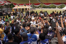 Bupati Tuban, Aditya Halindra F (kaos putih) ketika menemui para buruh di peringatan May Day 2025. (Memanggil.co/Abdul Rohman) 