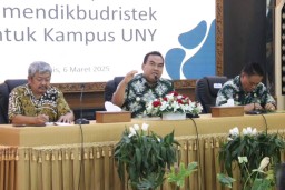 Bupati Blora, Arief Rohman (tengah) saat rapat bersama terkait bahasan kampus UNY di Kabupaten Blora. (Foto: Dok. Prokompim Setda Blora) 