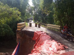 Kondisi Jembatan Penghubung Kamolan dengan Banjarejo yang Longsor (dok. Ahmad Tohari/Blora)