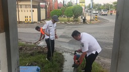 Kepala Bidang Bina Marga DPUPR Kabupaten Blora, Danang Adiamintara, bersama pihak DPUPR Kabupaten Blora lainnya, saat turun langsung melakukan pembersihan saluran air yang tersumbat di samping barat Mapolres Blora. (Foto: Dok. Pribadi/Memanggil.co) 