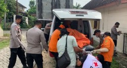 Proses evakuasi jenazah Sunarto yang meninggal di rumahnya, Kamis (8/5) (Foto: BPBD Blora)