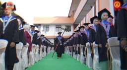 Kehadiran para guru dengan jubah mirip dosen atau profesor (Foto: Medos)
