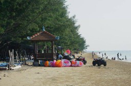 Terletak di Kabupaten Rembang, Jawa Tengah, Pantai Caruban hanya berjarak sekitar 12 km dari pusat kota dan 2 km dari jalur Pantura Lasem.(Foto: Rinduwan/Memanggil.co)