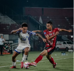 Pemain Bali United  berebut bola dengan pemain PSIS Semarang. Dalam laga ini berakhir dengan kemenangan tuan rumah 4-0 pada laga pekan ke-31 yang digelar di Stadion Kapten I Wayan Dipta, Gianyar, Kamis 1 September2025. (Foto: Instagram PSIS)