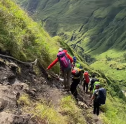 Seorang pendaki asal Malaysia yang jatuh dari jalur ekstrem pendakian Torean Gunung Rinjani, Lombok, Nusa Tenggara Barat, pada Sabtu 3 Mei 2025. (Foto: tangkapan layar youtube)