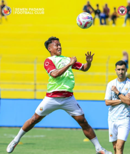 Pemain Semen Padang berlatih untuk menjamu Madura United di Stadion Haji Agus Salim, Padang, Minggu 4 Mei 2025 pukul 15.30 WIB. (Foto: Instagram Semen Padang)