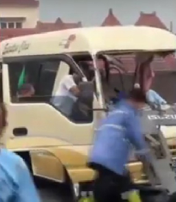 Kecelakaan tragis terjadi di jalur wisata Tawangmangu–Sarangan, tepatnya di Dusun Banaran, Desa Gondosuli, Kecamatan Tawangmangu, Kabupaten Karanganyar, Jawa Tengah, Sabtu pagi 17 Mei 2025/5 sekitar pukul 10.15 WIB. (Foto: tangkapan layar medsos)