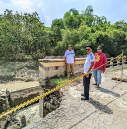 Warsit, anggota DPRD Blora yang bersama Camat Kradenan, Tarkun, meninjau lokasi longsor di area jembatan penghubung Peting Menden di Kecamatan Kradenan. (Foto: Memanggil.co)