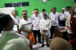 Budhe Rini, saat meninjau lokasi banjir dan menyalurkan bantuan, Rabu (21/5) (Foto: Sobirin)
