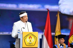 Gubernur dalam orasi ilmiahnya pada Sidang Terbuka Senat Universitas Pasundan Wisuda Sarjana, Magister, dan Doktor Gelombang II Tahun Akademik 2024/2025 di Gedung Sasana Budaya Ganesha, Kota Bandung, Sabtu (24/5/2025). (Foto: Jabar.prov.go.id)