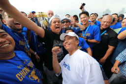 Gubernur Jawa Barat Dedi Mulyadi saat pawai kemenangan Persib Minggu (25/5/2025) (Foto: Jabar.prov.go.id)