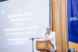 Pelaksana Tugas Kepala Dinas Pendidikan Kota Bandung, Dani Nurahman, bersama Pelaksana Tugas Sekretaris Dinas Pendidikan, Edy Suparjoto, Senin (26/5/2025) (Foto: Pemprov Jabar)
