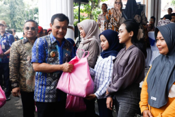 Gubernur Jateng Ahmad Luthfi menyerahkan bantuan dalam rangka intervensi pembangunan di Kabupaten Pati, Jateng, Selasa (27/5/2025). Foto: Pemprov Jateng.