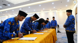 Ilustrasi. Sekretaris Jenderal (Sekjen) Kementerian Agama Muhammad Ali Ramdhani melantik 3.766 Pegawai Pemerintah dengan Perjanjian Kerja (PPPK) pada Senin 21 April 2024. (Foto: Humas kemenag RI)
