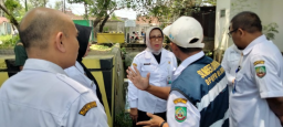 Wakil Bupati Blora, Sri Setyorini, saat melakukan pengecekan banjir bersama warga di lima kelurahan di Kecamatan Cepu pada Senin 20 Mei 2025. (Foto: Sobirin/Memanggil.co)