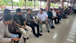 Menteri Koordinator Bidang Pembangunan Manusia dan Kebudayaan (Menko PMK) Pratikno saat berbincang dengan Bupati Blora Arief Rohman,di Stasiun Cepu, Senin (9/6/2025) siang.  (Foto: Blorakab.go.id)