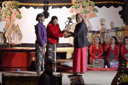 Jagad Hadyan Danadyaksa, 15Tahun, siswa kelas IX SMP Negeri 2 Temanggung ini berhasil menuntaskan penampilannya mendalang di Pendopo Pengayoman, Rumah Dinas Bupati, Sabtu malam, 7 Juni 2025. (Foto pemprovjateng.go.id)