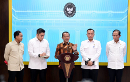 Menteri Energi dan Sumber Daya Mineral (ESDM) Bahlil Lahadalia dalam Konferensi Pers di Istana Negara Jakarta, Selasa (10/6). (Foto: ESDM)