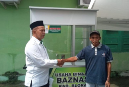 Catur Prasetyo, warga Desa Tempellemahbang, Kecamatan Jepon, Kabupaten Blora saat menerima bantuan Gerobak Bakso (Foto: dok.pribadi)