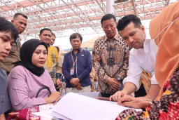 Plt. Gubernur Jatim, Emil Elestianto Dardak, saat Sidak Pelaksanaan SPMB SMAN 5 Surabaya, Senin (9/6/2025). Foto: Diskominfo Jatim.
