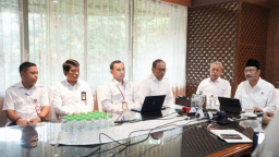 Menteri Sosial Saifullah Yusuf saat konferensi pers pencairan penebalan bansos sebagai bagian dari paket stimulus yang dicanangkan Presiden Prabowo Subianto di kantor Kemensos, Rabu (11/6/2025). Foto Kemensos.