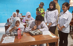 Santri di Kecamatan Sumowono mulai menerima paket makan bergizi gratis. Foto Jatengprov.go.id