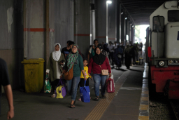 Pengguna Commuter Line di KAI Commuter Wilayah 8 Surabaya. Foto Diskominfo Jatim.