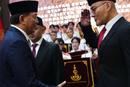 Menteri Pertahanan Sjafrie Sjamsoeddin melantik Deddy Corbuzier sebagai Staf Khusus Kementerian Pertahanan. Foto INP Polri.