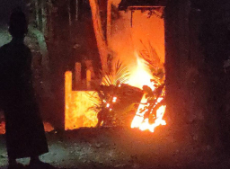 Mobil pedagang sosis terbakar di Dukuh Gembol, Desa Gembol, Kecamatan Bogorejo, Kabupaten Blora, Jumat (13/6/2025) malam. Foto: Damkar Blora.
