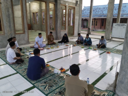 Masjid Jami' Darussalam di Desa Tempellemahbang, Kecamatan Jepon, Kabupaten Blora, belum juga rampung meski sudah dimulai sejak 8 tahun lalu. Foto dok.pribadi.