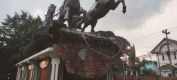 Ikon Kota Cepu, Patung Arjuna Wiwaha, mengalami kerontokan. Foto Sobirin.