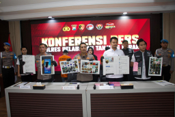 Polres Pelabuhan Tanjungperak Polda Jawa Timur berhasil membongkar grup Facebook yang menyebarkan konten asusila. Foto Polres Pelabuhan Tanjung Perak.