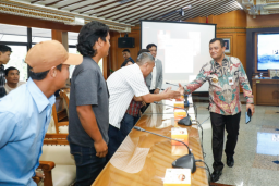 Warga Brebes saat mengadu Gubernur Luthfi di Kantor Gubernur Jateng, Jumat (20/6/2025). Foto Pemprov Jateng.