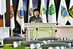 Sekretaris Daerah Provinsi Jawa Barat Herman Suryatman menghadiri Rapat Paripurna DPRD Provinsi Jabar di Gedung DPRD Jabar, Kota Bandung, Senin (23/6/2025). Foto Pemrov Jabar.
