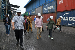 Anggota Komisi XII DPR RI Ratna Juwita (berbaju hijau) bersama tim saat melakukan inspeksi mendadak (sidak) ke kawasan industri Belawan, Sumatera Utara, Jumat (20/6/2025). Foto: DPR