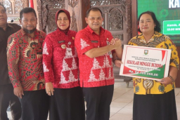 Bupati Semarang Ngesti Nugraha menyerahkan insentif. Foto Pemrov Jateng.