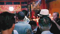 Aksi saling dorong di dalam altar Kelenteng TITD Kwan Sing Bio Tuban.