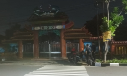 Suasana gerbang pintu masuk Kelenteng Tuban digembok, dan lampu dipadamkan imbas konflik kepengurusan. (Foto: Abdul Rohman/Memanggil.co)