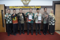 Bupati Blora Dr. H. Arief Rohman dan Ketua DPRD Blora H. Mustopa dana sejumlah pejabat di acara. penyerahan opini WTP diselenggarakan di Gedung Kantor Perwakilan BPK RI Jawa Tengah, Kamis 5 Juni 2025. (Foto: dok. Dinkominfo)