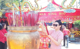 Ritual di Kelenteng TITD Kwan Sing Bio Tuban. (Foto: Abdul Rohman/Memanggil.co)