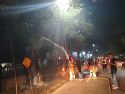Kebakaran kabel Telkom dan jaringan WiFi terjadi di depan Balai Desa Talun, Kecamatan Sumberrejo, Kabupaten Bojonegoro, Jawa Timur, pada Sabtu petang 7 Juni 2025.(Foto: dok. damkarmat)