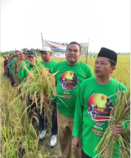 Bupati Blora, Dr. H. Arief Rohman, S.IP., M.Si., memimpin langsung panen raya padi organik di Desa Sonokidul, Kecamatan Kunduran, bersama PCNU dan LPPNU Blora. (Instagram ariefrohman838)