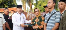 Wakil Bupati Blora Hj. Sri Setyorini secara resmi menyerahkan sapi kurban dari Mensesneg Prasetyo Hadi kepada Yayasan Masjid Agung Baitunnur Blora. (Foto: Dinkominfo)