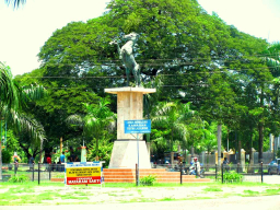 Tugu Kuda di Kecamatan Cepu mempunyai nama asli Monumen Ronggolawe, di Taman Seribu Lampu (Kini dipugar). (Foto: Infoblora)