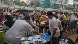 Tim peacefull muharram bagikan kipas dan air minum. Foto Kemenag.
