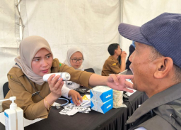 Pemeriksaan kesehatan gratis. Foto Kemenkes.