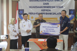 Penyerahan hasil lelang barang rampasan tindak pidana korupsi. Foto Pemrov Jateng.